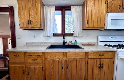 Bergland House | Maple Leaf Retreat: Top-Rated Lake View Getaway