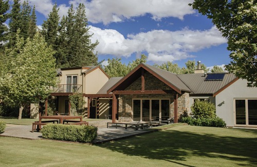 Albert Town House | Maple Lodge: Perfect for Weddings, Families & Ocean Views