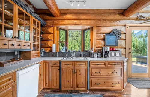 East Kootenay House | Maple & Moose | Hot Tub