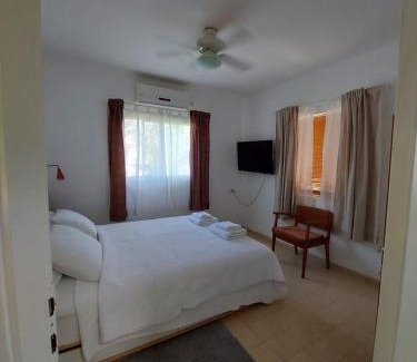 Rosh Pinna Apartment | Maple's Place - Guest Rated 10/10 with Hot Tub & Breakfast