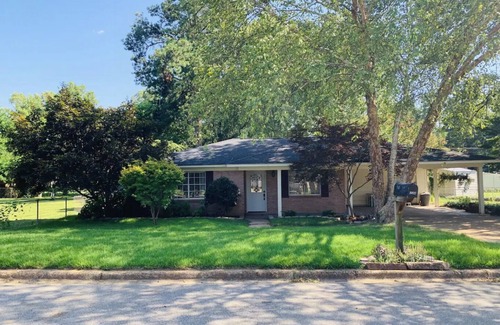 Northport House | Maple Tree House: Family-Friendly Retreat Near Stadium