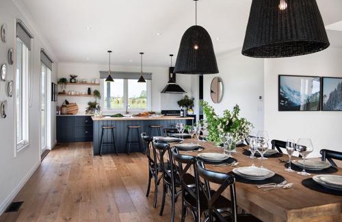 Newlyn North House | Family-Friendly Retreat at Mapledurham - 4-Star Comfort Awaits