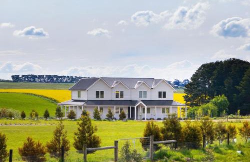 Newlyn North House | Family-Friendly Retreat at Mapledurham - 4-Star Comfort Awaits