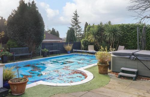 Marlpool House | Discover Maples Annex: Family-Friendly & Pet Welcoming Stay