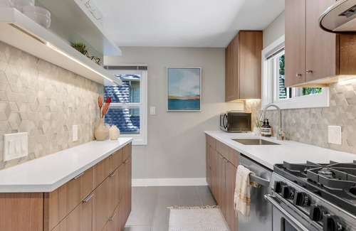 Mapleton Hill House | Mapleton Hill Treehouse: Pet-Friendly Retreat Near Downtown