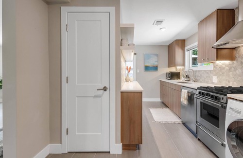 Mapleton Hill House | Mapleton Hill Treehouse: Pet-Friendly Retreat Near Downtown