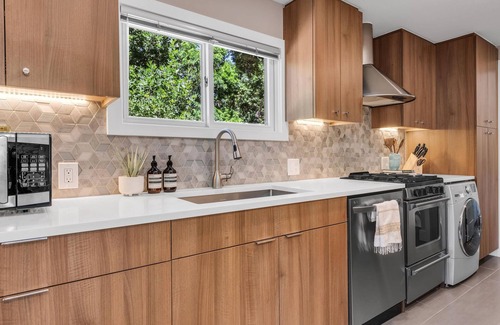 Mapleton Hill House | Mapleton Hill Treehouse: Pet-Friendly Retreat Near Downtown
