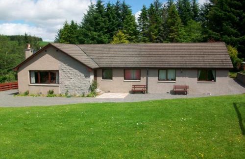 Logie Coldstone Bed & Breakfast | Cozy Mapleview Bed and Breakfast with Delicious Breakfast