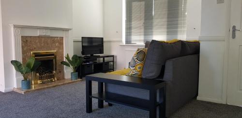Leicester Apartment | Discover Maplewell House: Family-Friendly Retreat Awaits