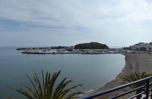Llanca Apartment | Oceanfront Retreat: Marítim I Àtic, Rated 9/10 by Guests