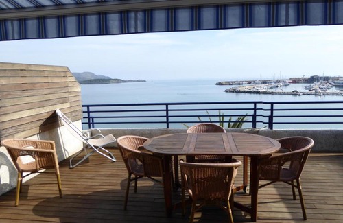 Llanca Apartment | Oceanfront Retreat: Marítim I Àtic, Rated 9/10 by Guests