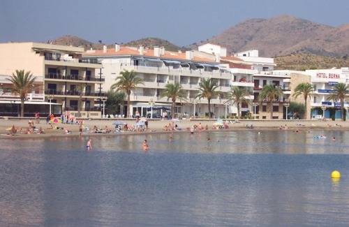 Llanca Apartment | Oceanfront Retreat: Marítim I Àtic, Rated 9/10 by Guests