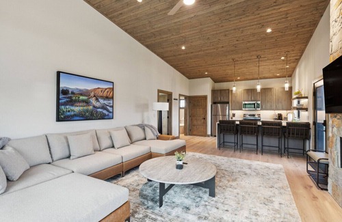 Grantsdale Cabin | Experience Mara Luxury Cabins with Scenic Lake Views
