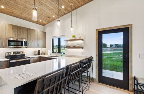 Grantsdale Cabin | Experience Mara Luxury Cabins with Scenic Lake Views