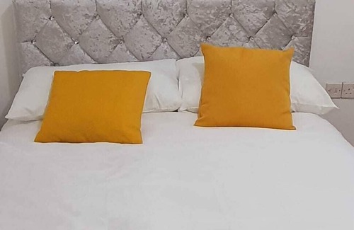 Watford House | Discover Marahome: Family-Friendly Stay with Breakfast