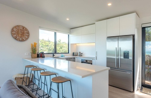 Surfdale Cottage | Marama Cottages - Luna Cottage: Family-Friendly Retreat