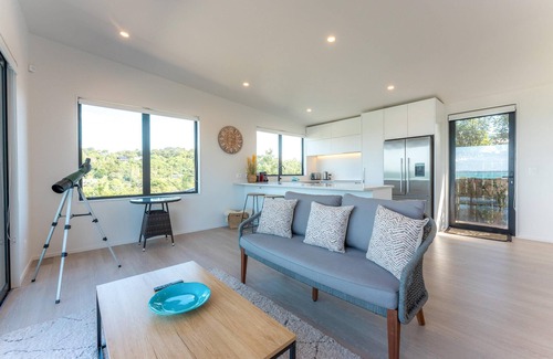 Surfdale Cottage | Marama Cottages - Luna Cottage: Family-Friendly Retreat
