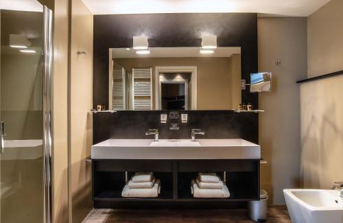 Maranello Hotel | Elegant Maranello Palace: Pet-Friendly with High Ratings