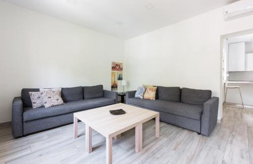 Genil Apartment | Family-Friendly Apartment in Realejo for 8 Guests