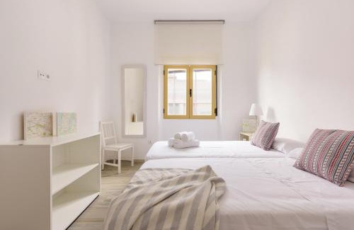Genil Apartment | Family-Friendly Apartment in Realejo for 8 Guests