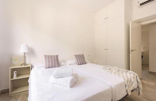 Genil Apartment | Family-Friendly Apartment in Realejo for 8 Guests