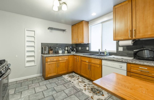 Redwood City House | Elegant 5BR Marbella Lane House with Spa & Hot Tub