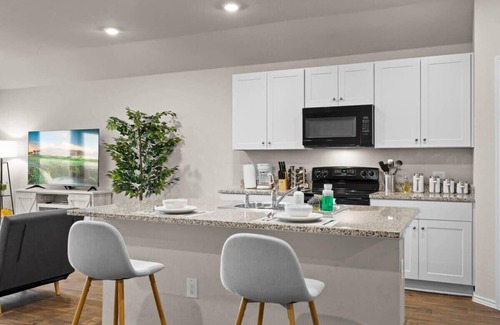 Austin House | Marbella Lane: Top-Rated 4BR Lakeview Retreat with Pool
