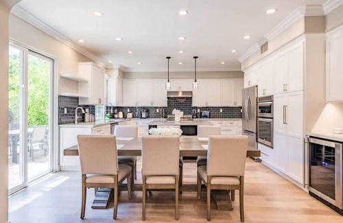 Woodbury House | Modern Retreat @ Marbella Lane with Spa and Breakfast