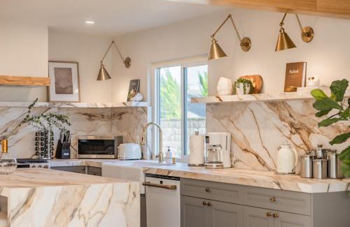 Fullerton House | Vibrant @ Marbella Lane - Chic Designer Home with Pool