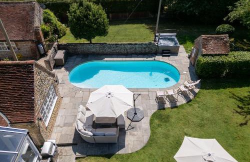 Sidlesham House | Discover Marble Bridge Farm: Pool, Hot Tub & Pet-Friendly