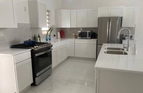 Runaway Bay Apartment | Discover Marble Hill: Breathtaking Ocean View & Family Friendly