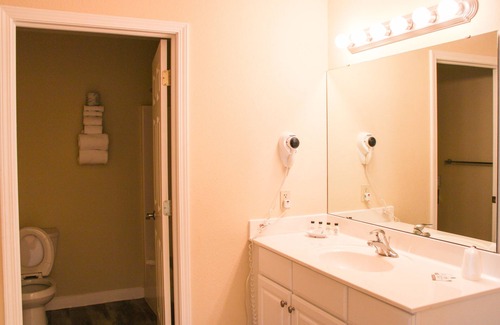 Kelleys Island Hotel | Relaxing Marblehead Suite at Kelley's Island Venture Resort