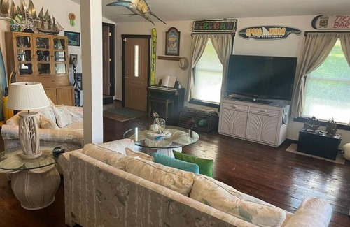 Kuttawa House | Unforgettable Stay at Marc's Museum by Lake Barkley