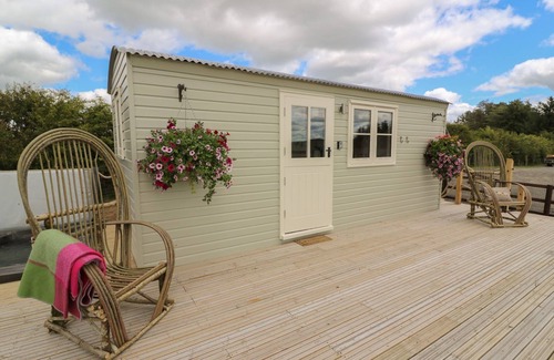 Rhayader Apartment | Pet-Friendly Retreat: Marches Way Shepherds Hut for Two