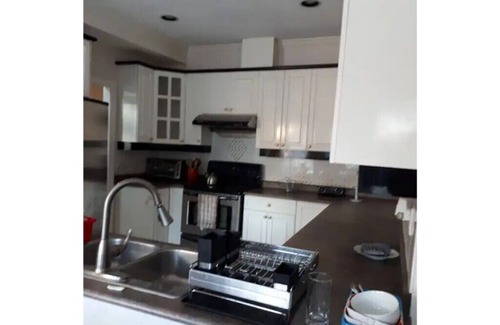 West Newton - Highway 10 House | Marcos Exec: 4 Bedrooms with Breakfast & Pet-Friendly Stay