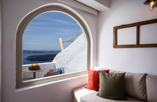 Imerovigli Apartment | Discover Krokos Villas: Family-Friendly Retreat with Breakfast
