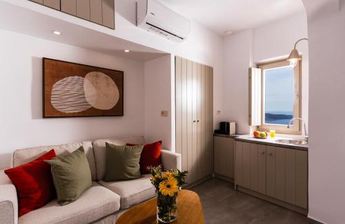 Imerovigli Apartment | Discover Krokos Villas: Family-Friendly Retreat with Breakfast