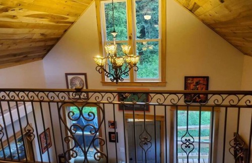 Carpenter Cabin | Welcoming Mardi Gras House: Cozy Cabin with Spa & Hot Tub