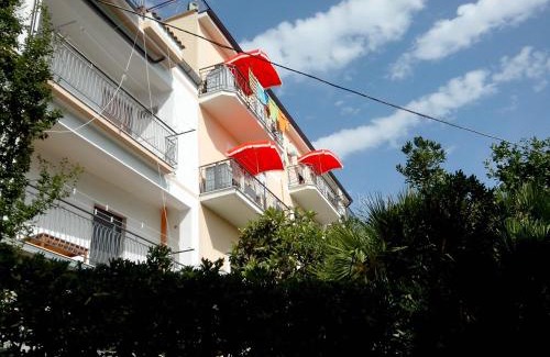 Caprioli Apartment | Cozy Mare e Coccole: Oceanfront Retreat with Hot Tub