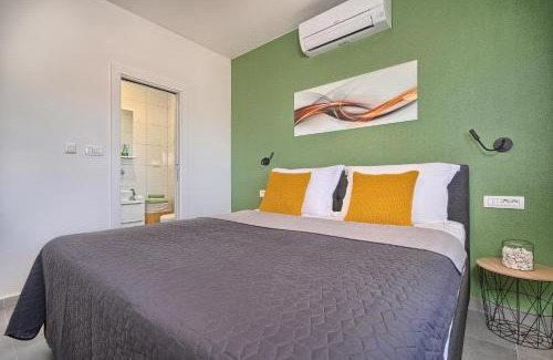 Slatine Apartment | Mare's Place - Seaview Apartment with Pool & Pet-Friendly