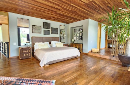 El Penol Villa | Relax at Maremansa Lake House Guatapé with Pool & Hot Tub
