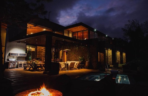 El Penol Villa | Relax at Maremansa Lake House Guatapé with Pool & Hot Tub