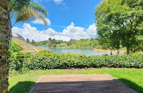 El Penol Villa | Relax at Maremansa Lake House Guatapé with Pool & Hot Tub