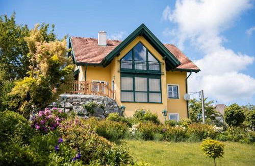 Sarleinsbach Apartment | Relaxing Oceanview Retreat at Marga's Ferienwohnung