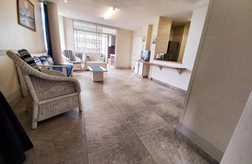 Margate Beach Apartment | Seaview Apartment at Margate Boulevard with Pool Access