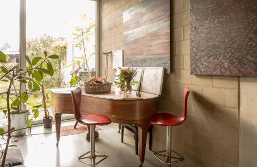 Stationsbuurt Noord House | Discover Mari's: Family-Friendly Getaway with Lush Garden