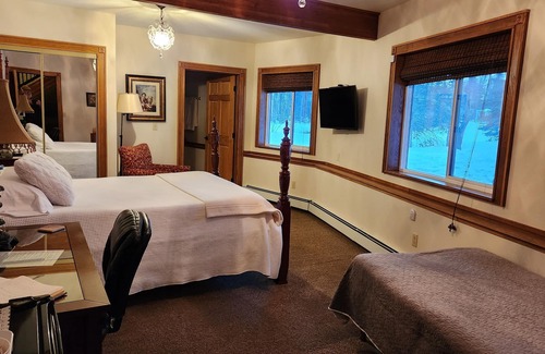 Campbell Park Bed & Breakfast | Experience Comfort at Maria's Creekside B&B, Rated 9.6/10