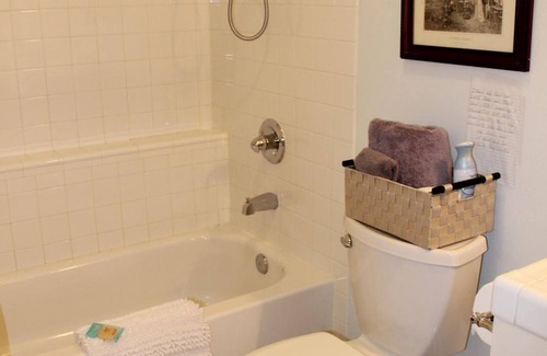 Campbell Park Bed & Breakfast | Experience Comfort at Maria's Creekside B&B, Rated 9.6/10