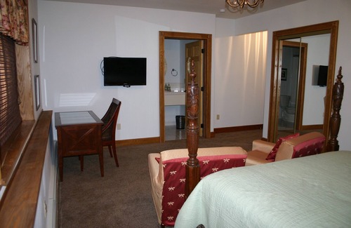 Campbell Park Bed & Breakfast | Experience Comfort at Maria's Creekside B&B, Rated 9.6/10