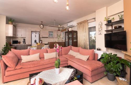 Spata-Artemida House | Discover Maria's Double Room: Pet-Friendly & Family-Safe
